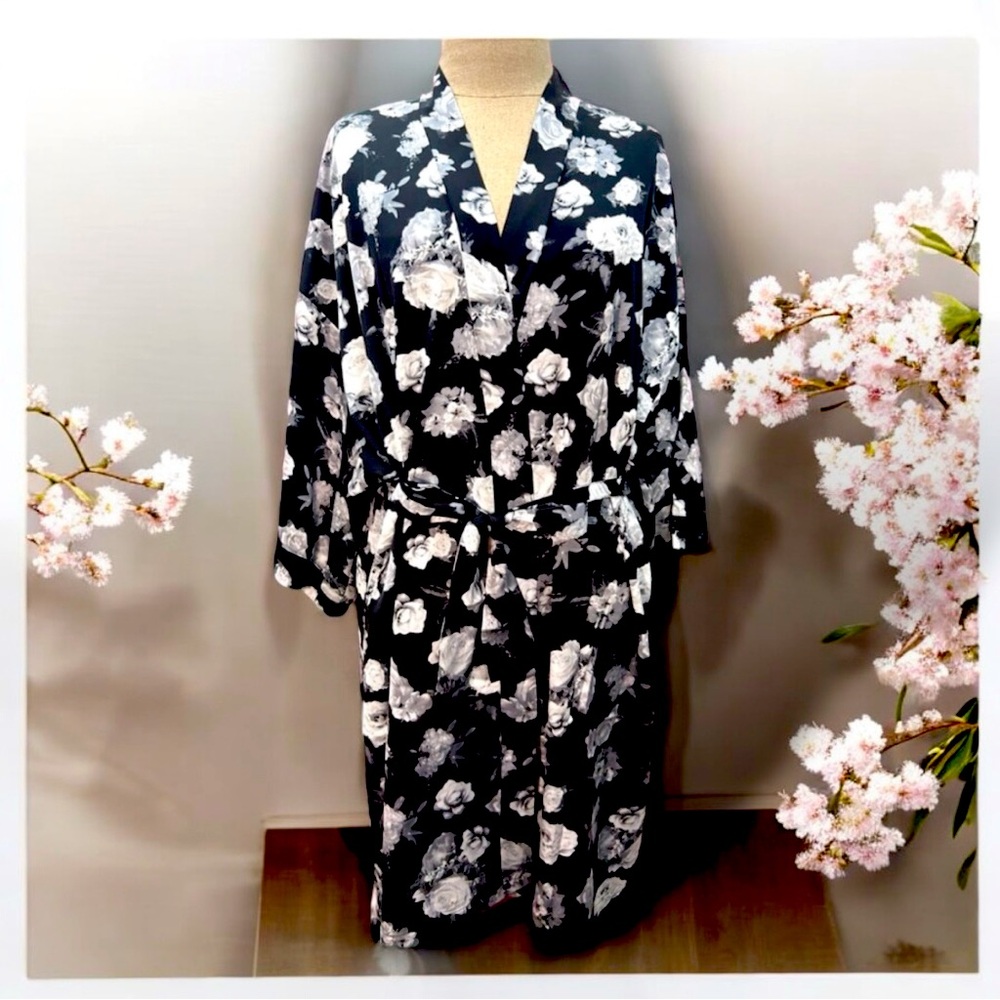 GORGEOUS•BELTED KIMONO WITH LACE TRIM & POCKETS•FLORAL PRINT ON BLACK•NEW W/TAGS